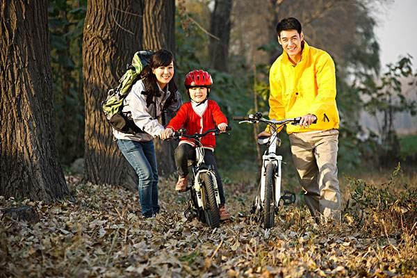 離婚兩年，去前妻家給女兒過生日，看到牆上的婚紗照，我失聲痛哭