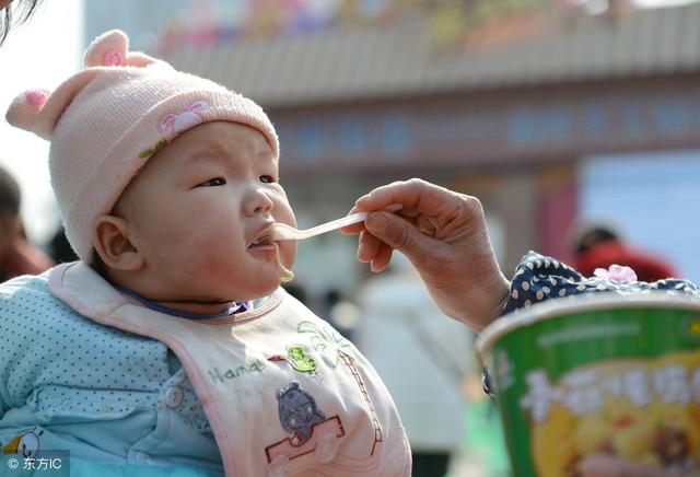 帶孫子三年花了十二萬，偷聽到兒子兒媳談話，我立馬收拾東西走人