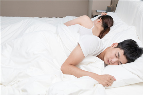 從睡姿看情侶關係 夫妻的睡姿看出感情