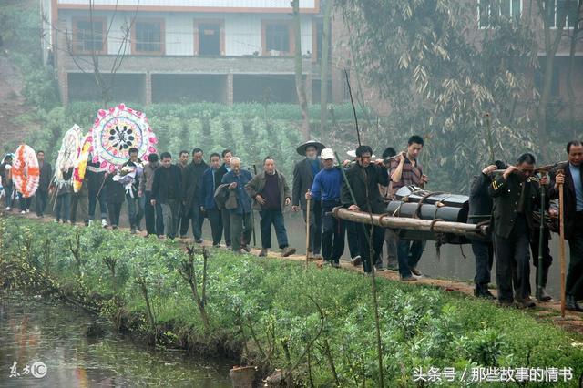 母親死後，女婿大葬兒子卻不來，看到墓碑上三個字才知女婿來報恩