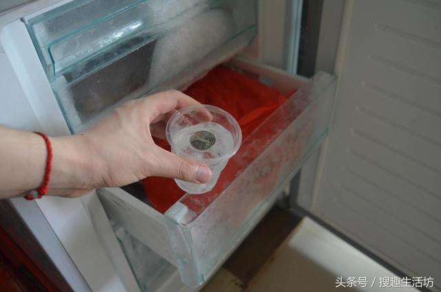 出遠門時為什麼要在冰箱裡放一枚硬幣，看完你就明白了，太實用了