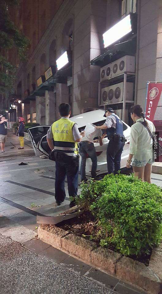 爸爸看到超速轎車衝上人行道馬上「推開妻小犧牲自己慘死」，但駕駛的屁孩一坐上警車後就展現了無恥本性…