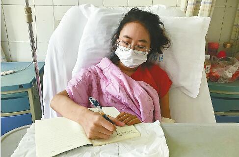 24歲重症「字條女孩」出院回鄒城老家 病床上寫感謝信