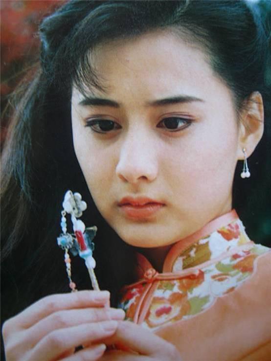1993年:再度接拍琼瑶《梅花三弄》系列的第二部《水云间,饰演女主角