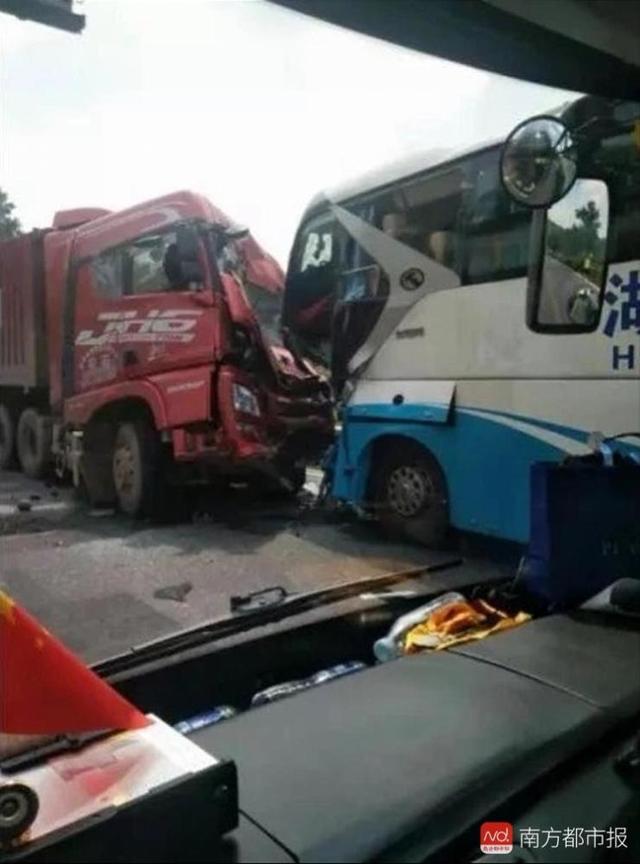 大巴司機遇車禍，犧牲自己救了38名乘客！