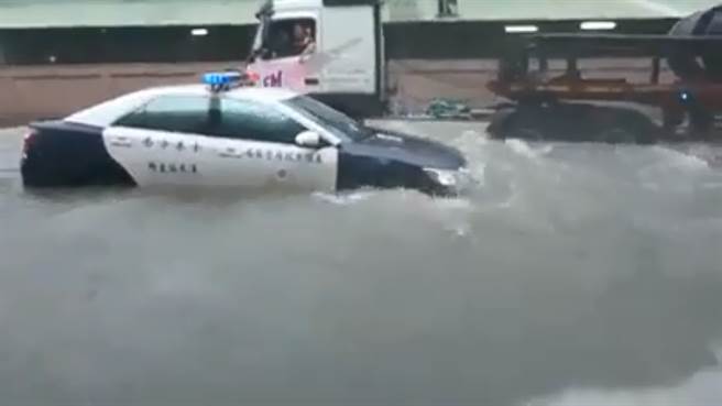 高雄小港淹水 拖板車駛過驚起「浪」…警車秒變遊艇 