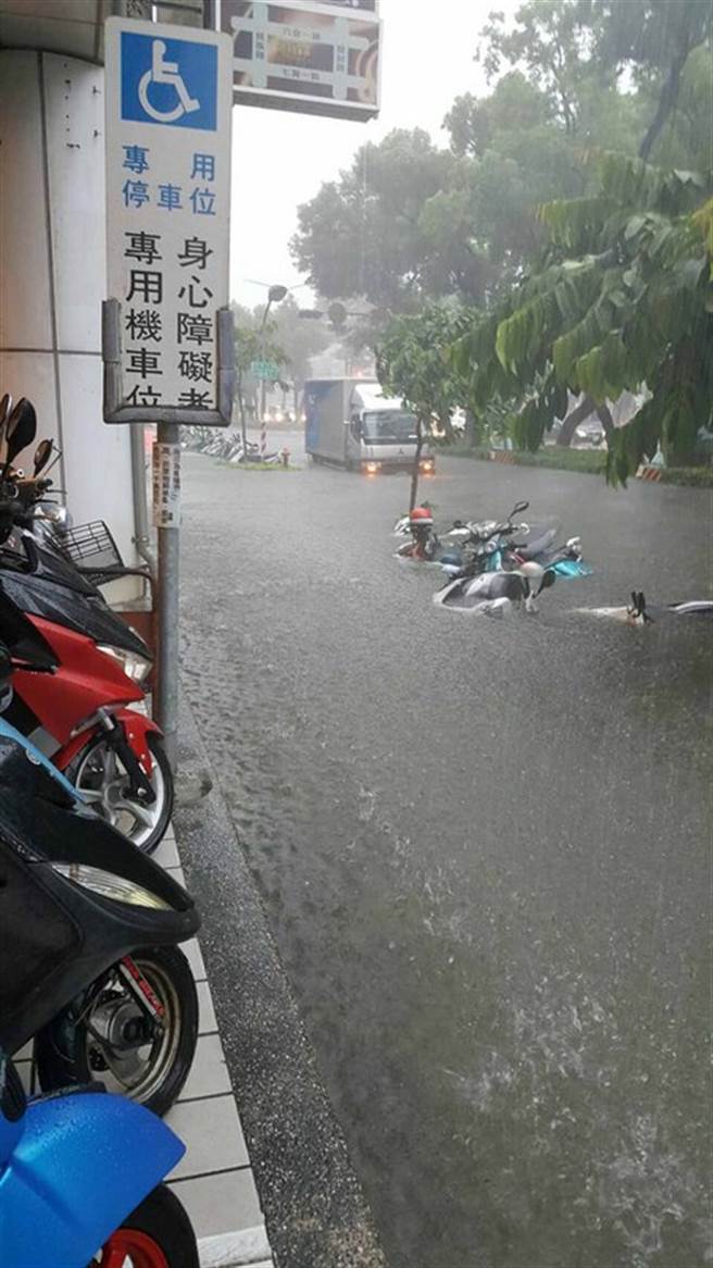 高雄豪雨成災  市區淹水