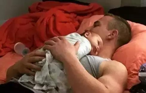 父親溫柔地把寶寶放在胸前睡覺，沒想到媽媽走過來發現寶寶有異狀，竟崩潰大哭說「你把他害死了！」