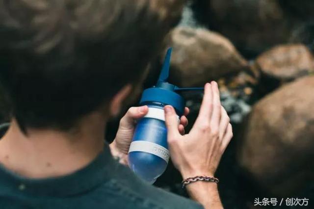 人類無法阻止充電寶了！有水流就能發電，戶外探險神器