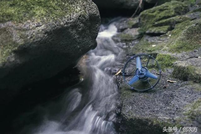 人類無法阻止充電寶了！有水流就能發電，戶外探險神器