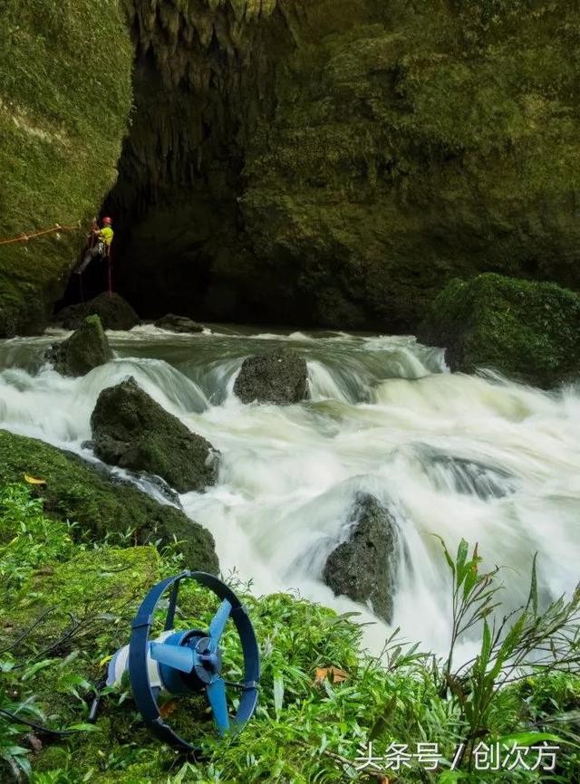 人類無法阻止充電寶了！有水流就能發電，戶外探險神器