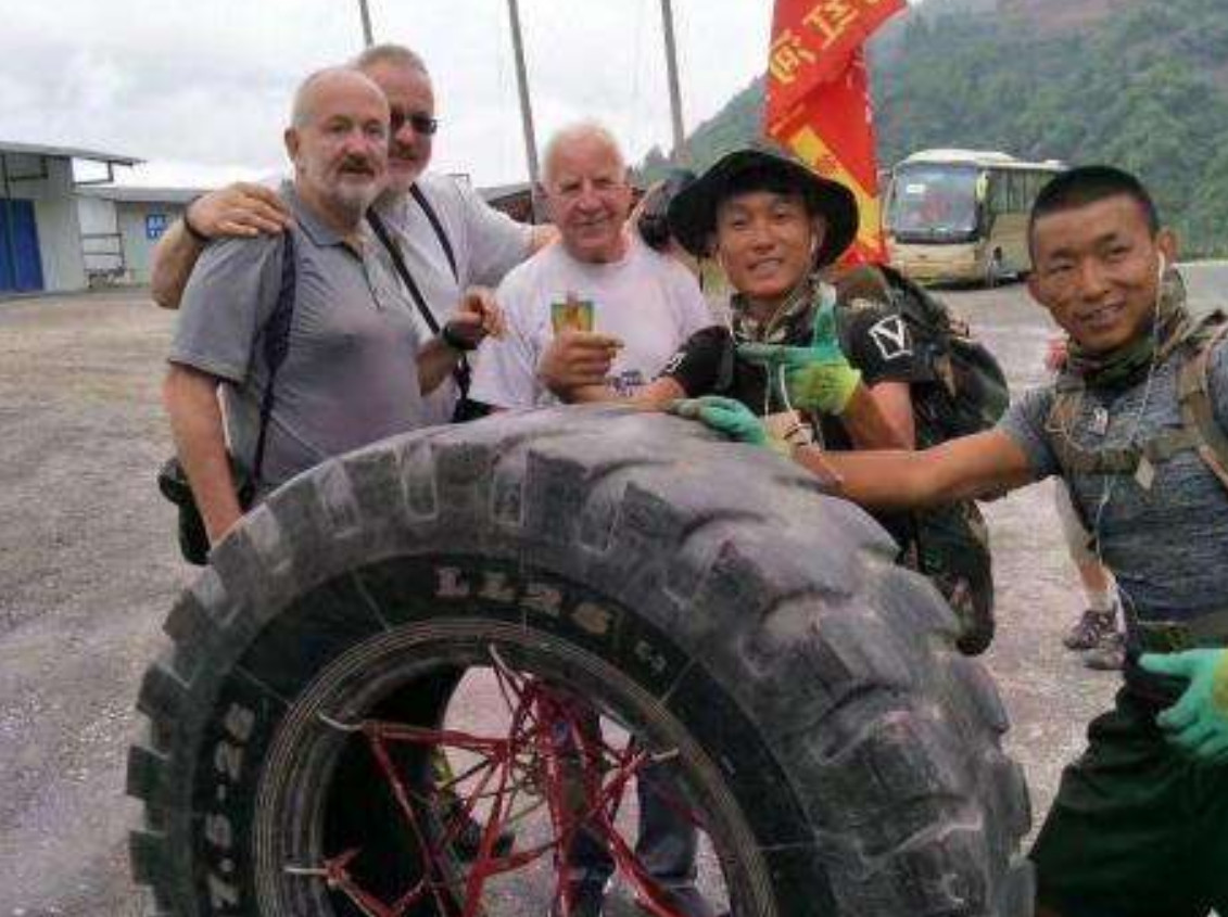 那些徒步去西藏旅遊的人，為啥還要滾一個輪胎？ 答案你絕對想不到