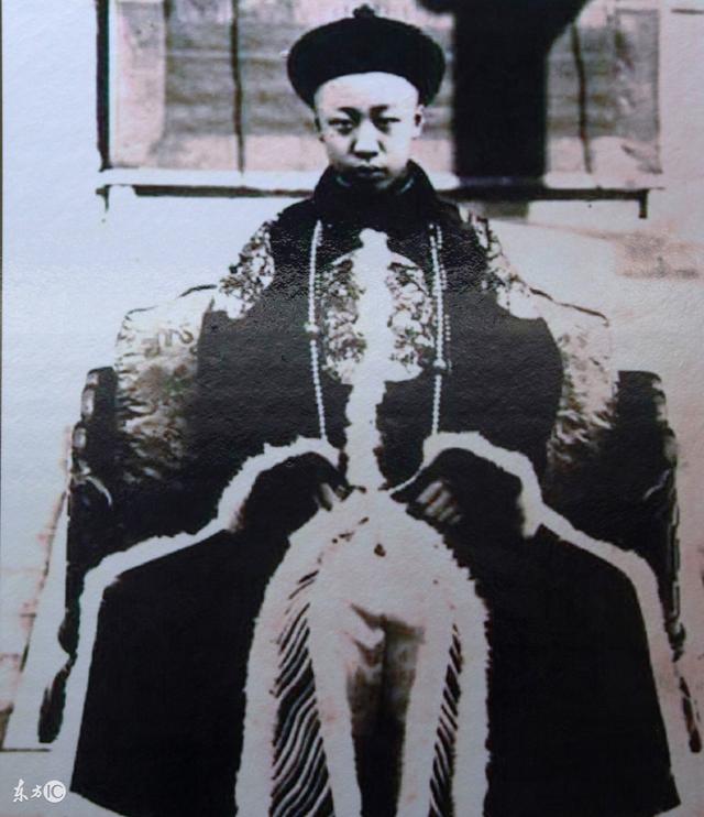 溥儀吃飯有個習慣，日本天皇見了難以理解，只能報以微笑！