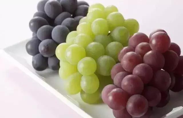 葡萄全身都是寶，吃它好處多多！顏色不同，功效也不同