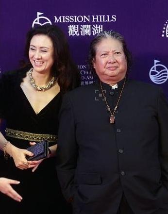 與洪金寶離婚後韓國前妻至今為他守身如玉，3兒1女個個都爭氣！