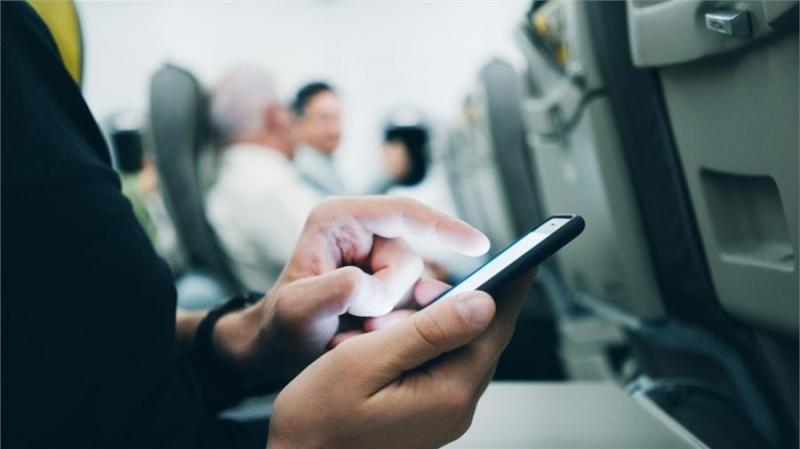 為什麼飛機上不能用手機? 原來是有原因的… 就連開「飛行模式」也是很危險的!