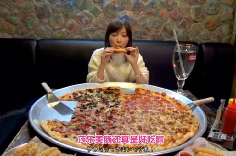 大胃王挑戰82寸披薩，鏡頭拉近後水杯穿幫了，網友：難怪能吃完-雪花新聞