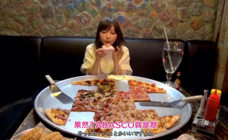 大胃王挑戰82寸披薩，鏡頭拉近後水杯穿幫了，網友：難怪能吃完-雪花新聞