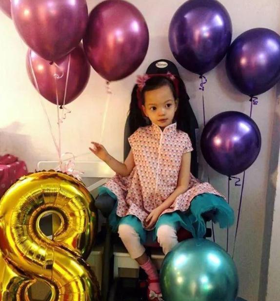 鐘麗淇為8歲女兒慶生，因患病不語多年，網友看的十分心酸