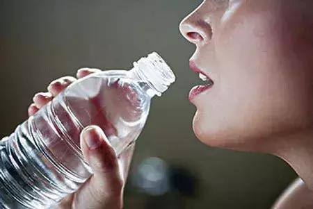 一定不要這樣喝水，會「毀掉」自己的腎，出現這種症狀表示腎臟受損
