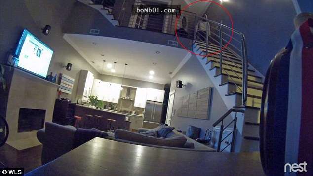 他們調閱監視器時發現家裡有小偷潛入，但他偷完後卻「默默站在樓梯上15分鐘」…原因太毛了！