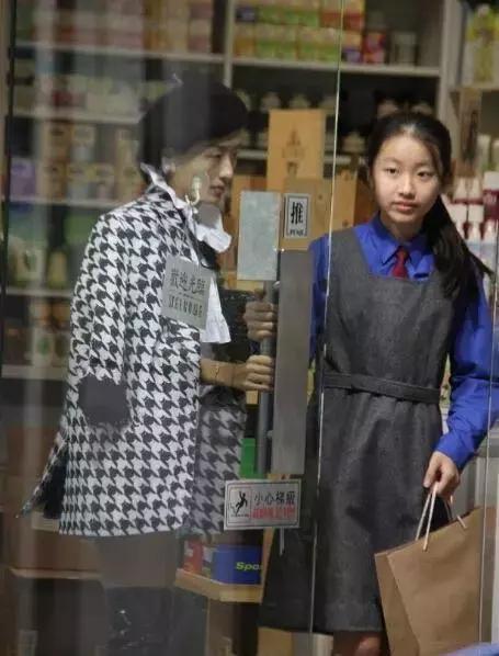 陳奕迅帶妻女度假被偶遇，14歲女兒穿紅毛衣跟路人開心揮手
