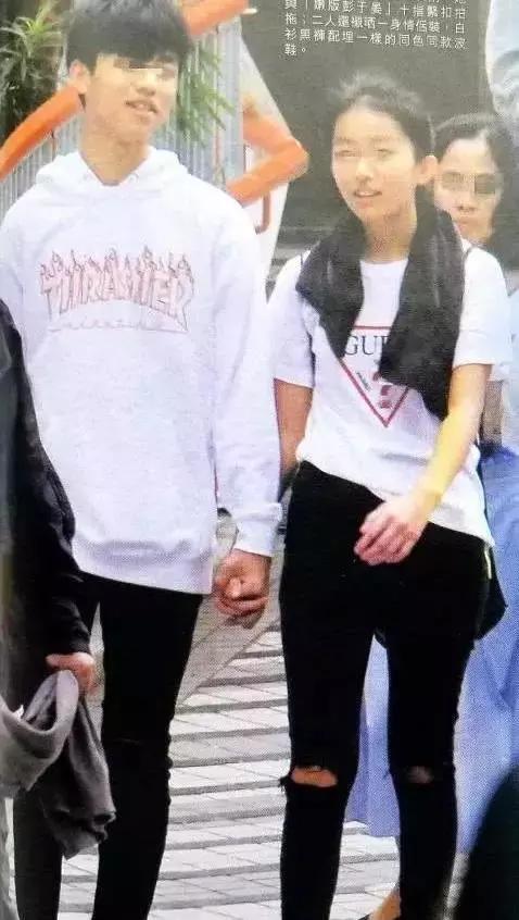 陳奕迅帶妻女度假被偶遇，14歲女兒穿紅毛衣跟路人開心揮手