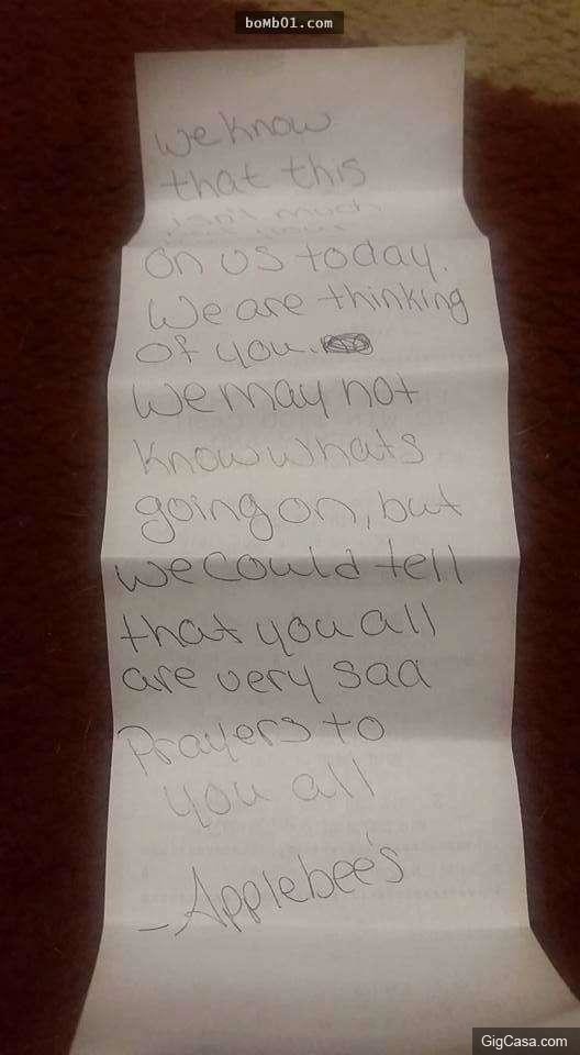 女兒剛去世，夫妻帶帶著悲傷的心情去餐廳時，有人塞給她這張紙條
