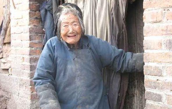 盲人奶奶把小偷當孫子，卻救他一命，小偷決定留下來給她養老送終