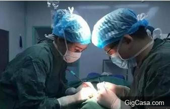 她產後4個月才發現懷三胞胎，其中兩個胎兒讓醫生被驚呆