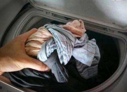 媽媽把「寶特瓶丟進洗衣機」效果超驚人！洗衣店老闆哀嚎：「太太我會失業啦！」