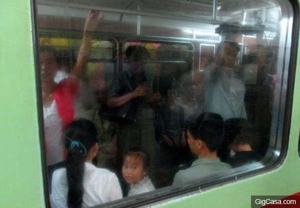 外國攝影師冒著生命危險，潛入偷拍神秘的＂北韓＂地鐵，竟意外拍到如此震撼的畫麵！難怪一直如此隱密封閉....簡直太嚇人了！