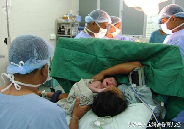 27歲產婦剛順產下孩子，突然渾身發冷，醫生掀開被子嚇得腿發軟~