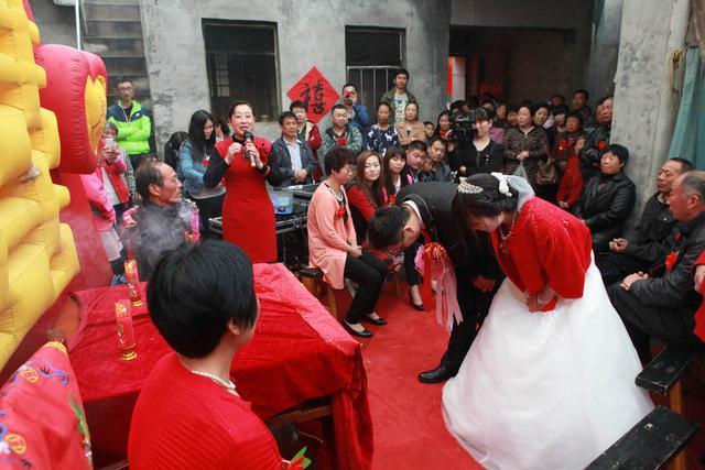 嫂子住院我賣房湊藥費，結婚她只送一條圍裙，拿出來穿我感動落淚