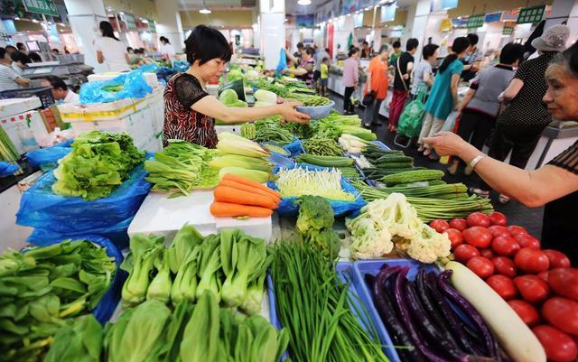 嶽母去菜場買菜不花錢，我抱著兒子去找她，走進菜市場我淚如雨下