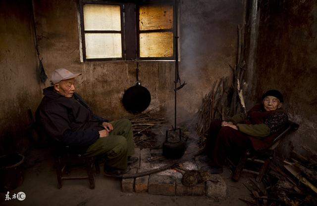 老人想和兒子住兒媳不肯，鄰居接她進城住，她把遺產多半給了鄰居