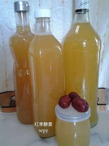 這種飲料叫【紅棗酵素】在家自己做，簡單自製，經常喝治腰痛，喝出好氣色