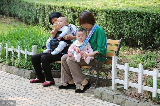 媽進城給我們送菜，卻遭老婆拒之門外，老婆說句話我立馬把媽趕走