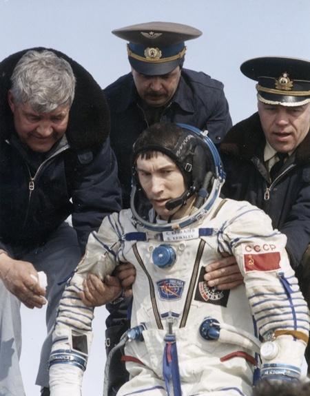史上最悲慘宇航員，人還在太空國家卻沒了，怎麼回地球？