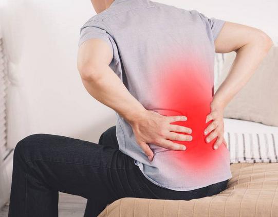 腰痛是勞累過度？不，它還可能是這4種癌症的前兆，別忽視