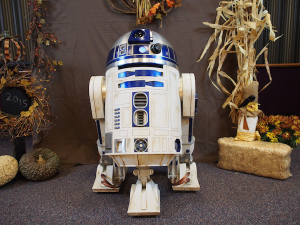 Imgur user smokeysunrise built this impressively accurate R2-D2 in his garage.