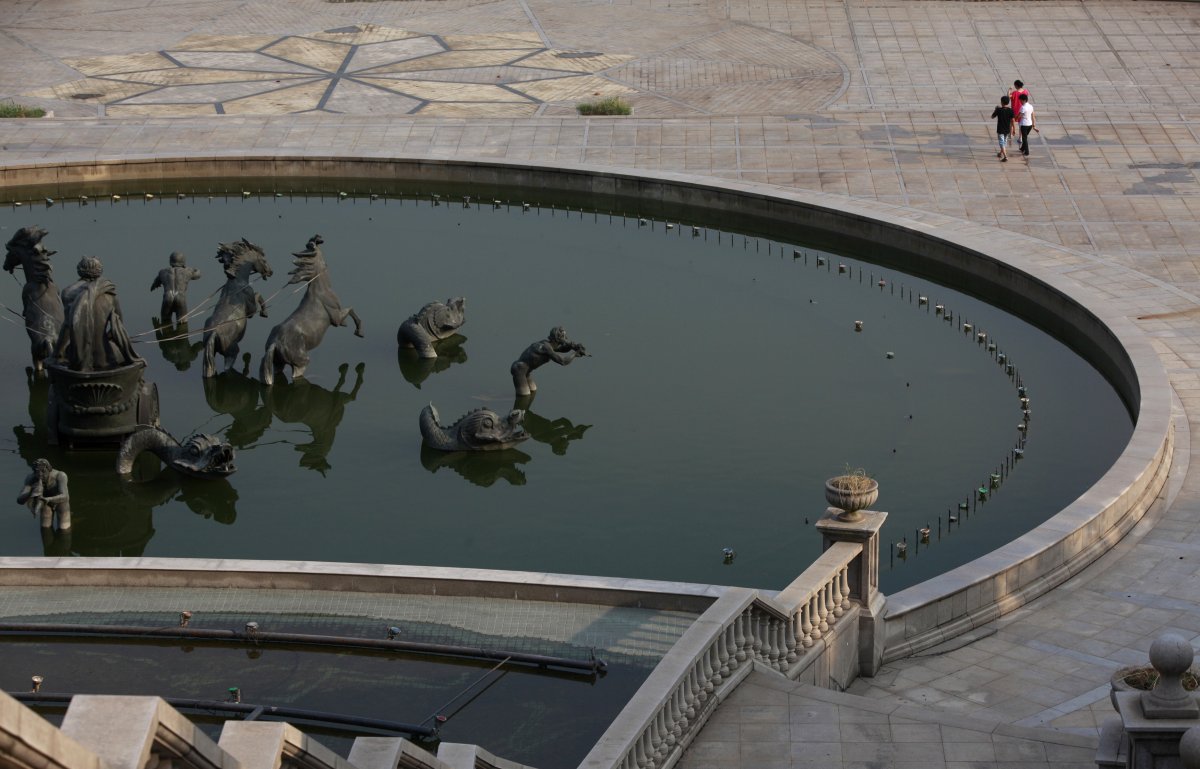 There is even a fountain inspired by the famous fountain in the gardens of the Palace of Versailles.