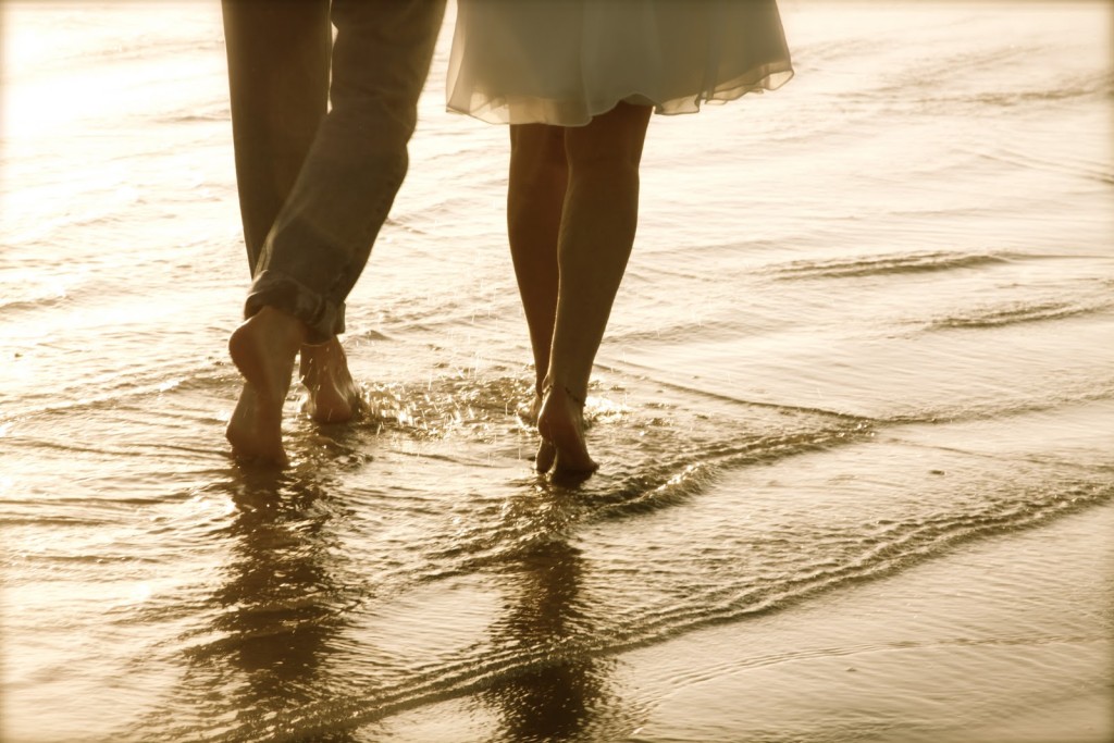 couple-on-beach-wallpapers