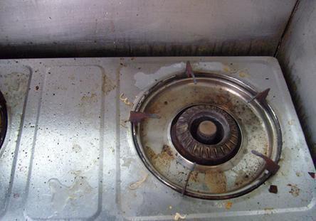 油膩的燃氣灶只要一把面粉，就能一秒變乾淨！這保姆牛！