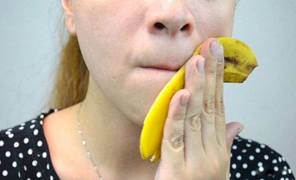 如果你有滿臉痘痘或肌膚幹荒的問題，看完這個「香蕉皮敷臉法」你大概以後只會把錢拿去買香蕉了。