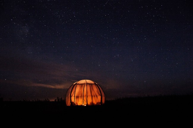 還有沒有更過癮的露營方式？移動式透明綠洲 Oaze 讓你躺著看星星