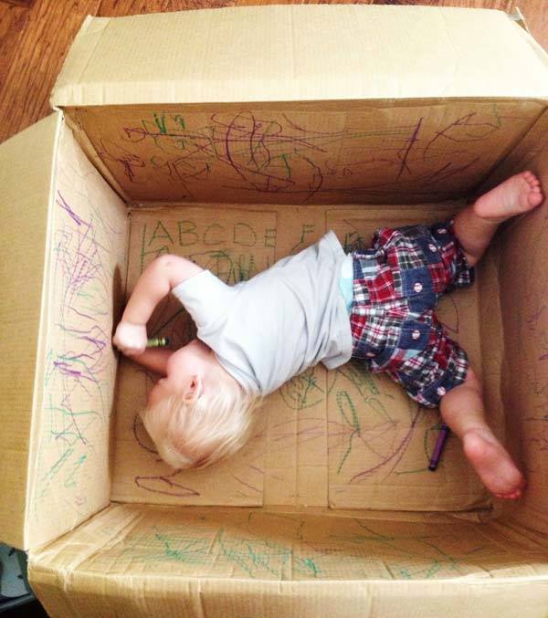 在家裡也可以打造一個不一樣的兒童天地，只需要使用幾個箱子就可以讓孩子玩上一整個周末！快來試試看！