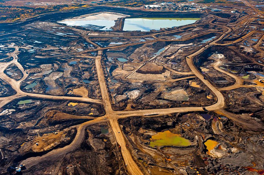 12. 在加拿大阿爾伯塔這個盛產焦油的地區，已經被開採和有毒廢棄物給破壞殆盡。<BR><BR>