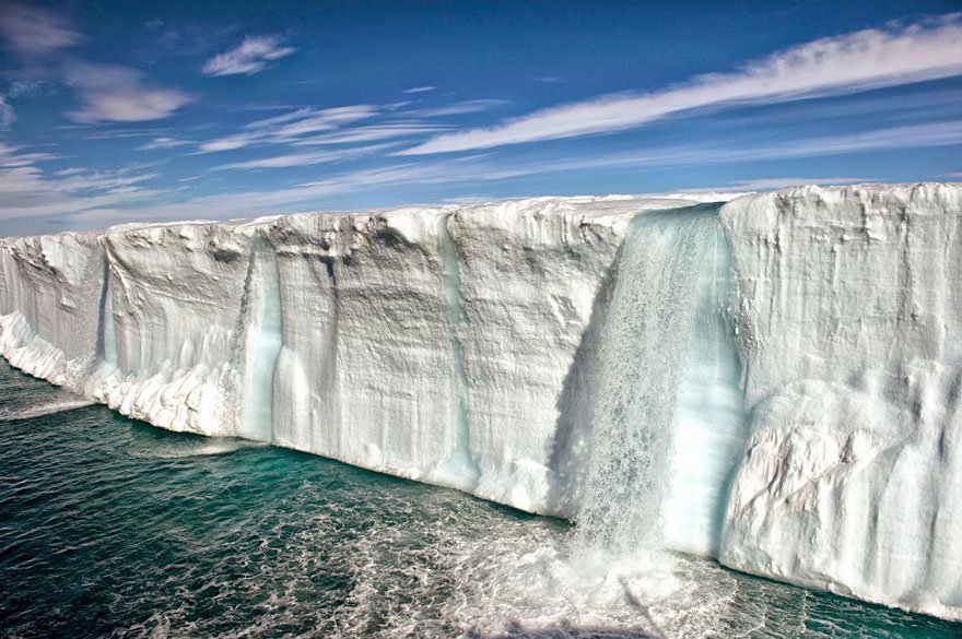 15. 挪威斯瓦爾巴島嶼 (Svalbard island) 的巨大冰山正在融化。<BR><BR>