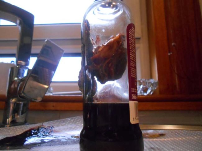 他將這瓶醋擺在櫥櫃的角落，結果多年後拿出來發現裡面竟然長出了一顆心臟？！